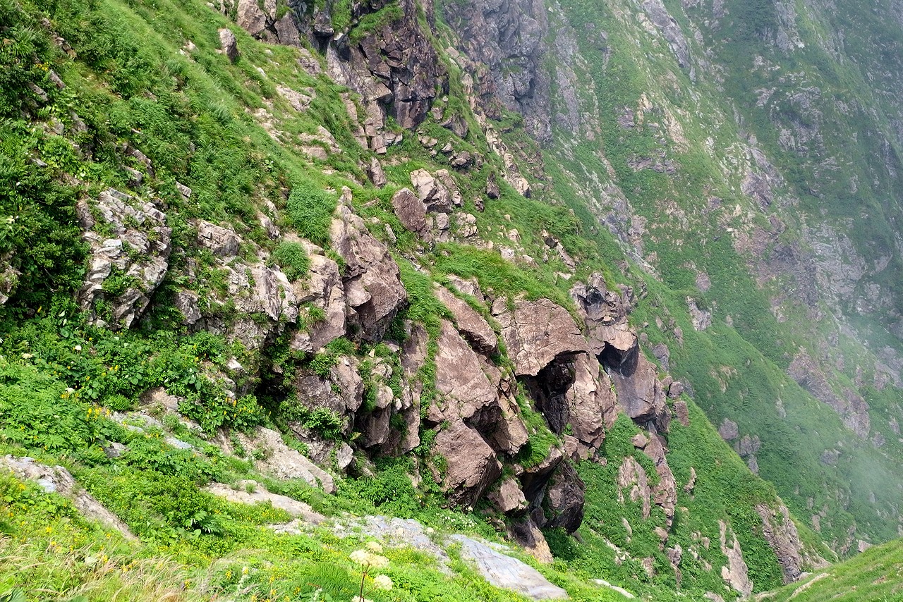 谷川岳山頂直下の絶壁