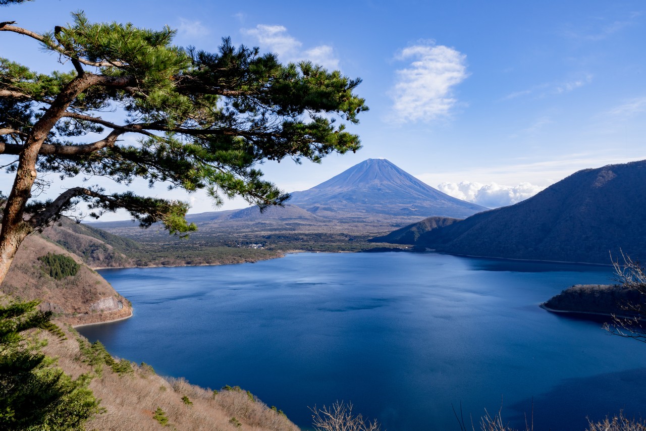 中ノ倉峠から見た富士山と本栖湖