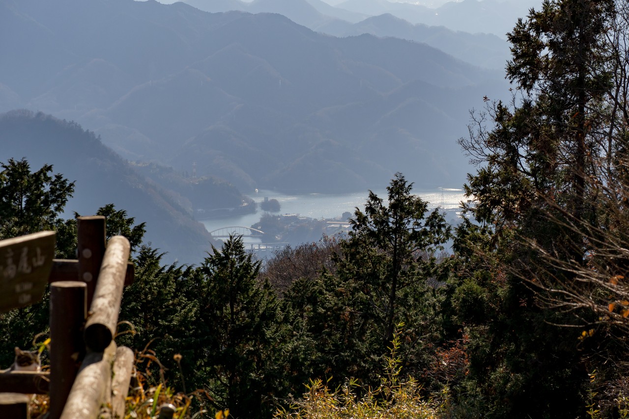 景信山から見た相模湖