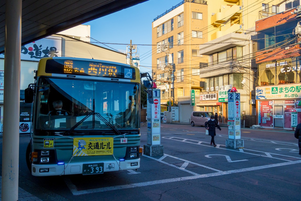 新松田駅前に停車する西丹沢行きのバス