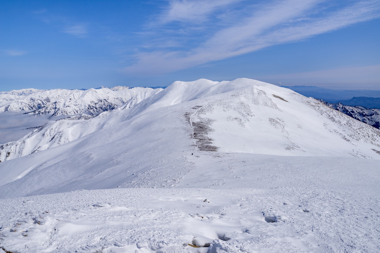 冬の平標山から見た仙ノ倉山