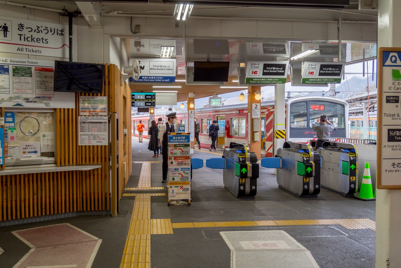 大月駅　富士急行線の乗り換え改札