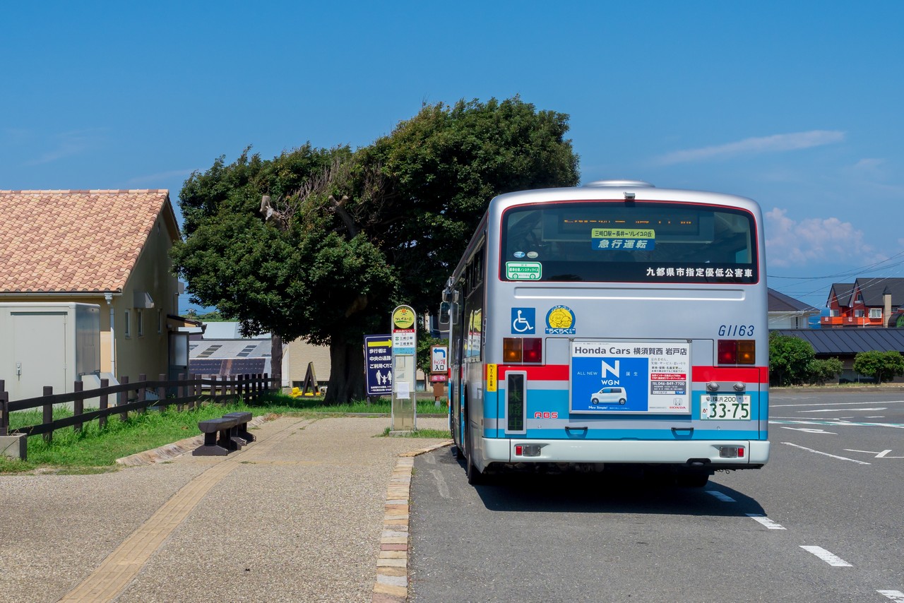 ソレイユの丘のバス停に停車する京急バス
