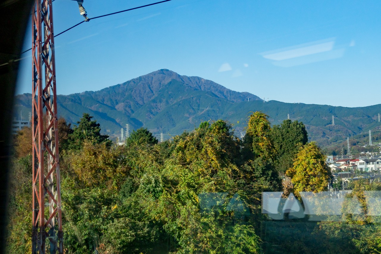 小田急線の車から見た大山