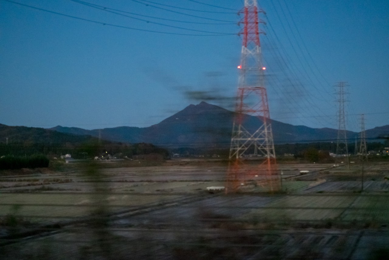 常磐自動車道を走行中の車窓から見た筑波山