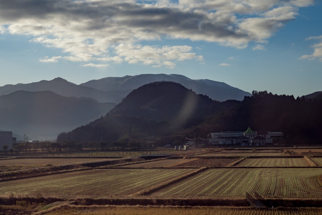 東海道新幹線の車窓から見た霊仙山