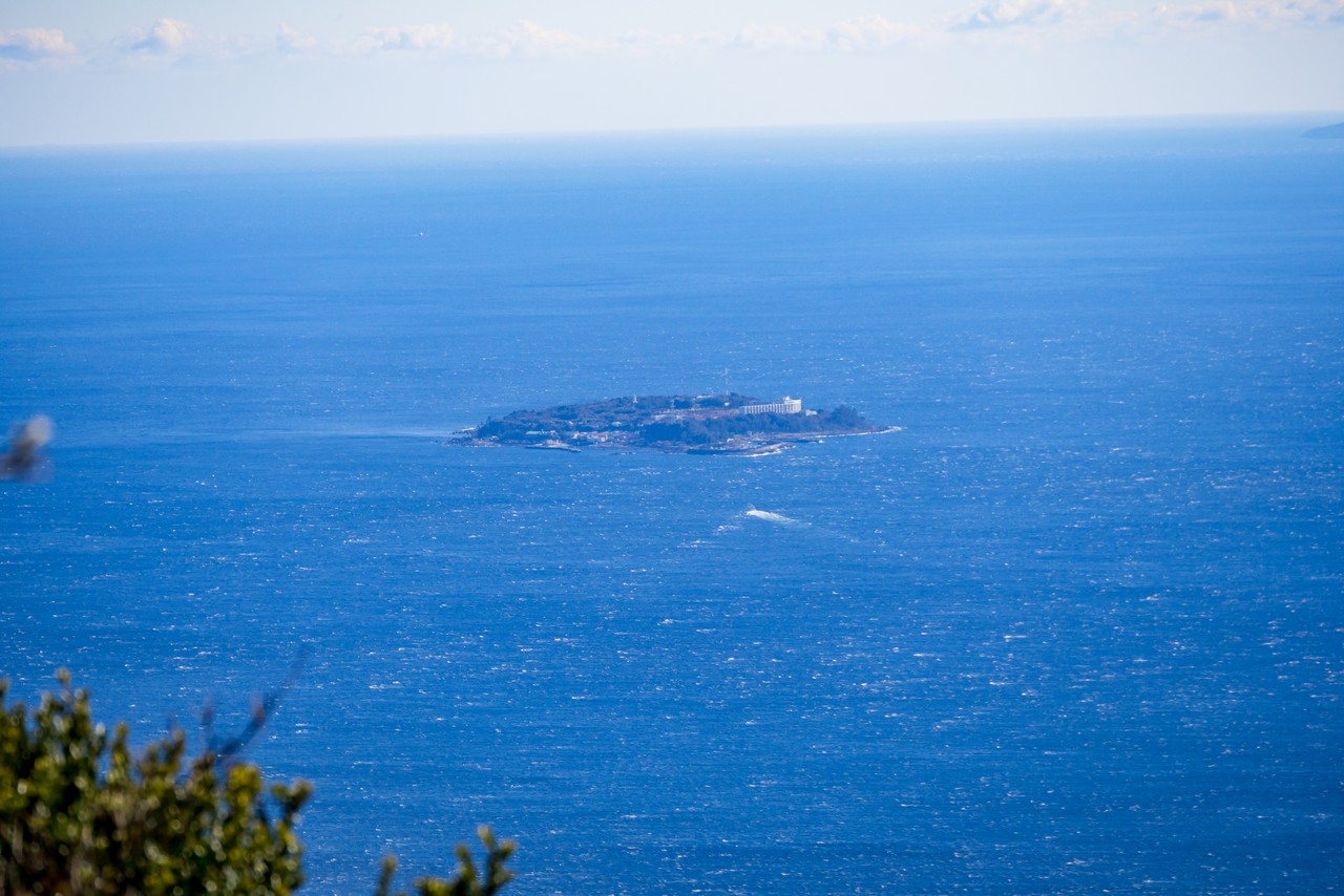 岩戸山から見た初島
