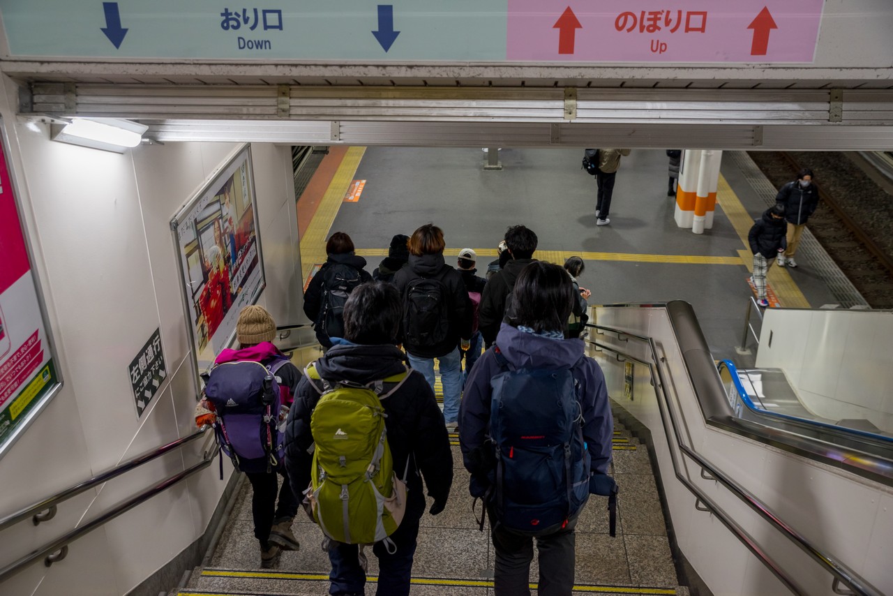 元日深夜の立川駅階段