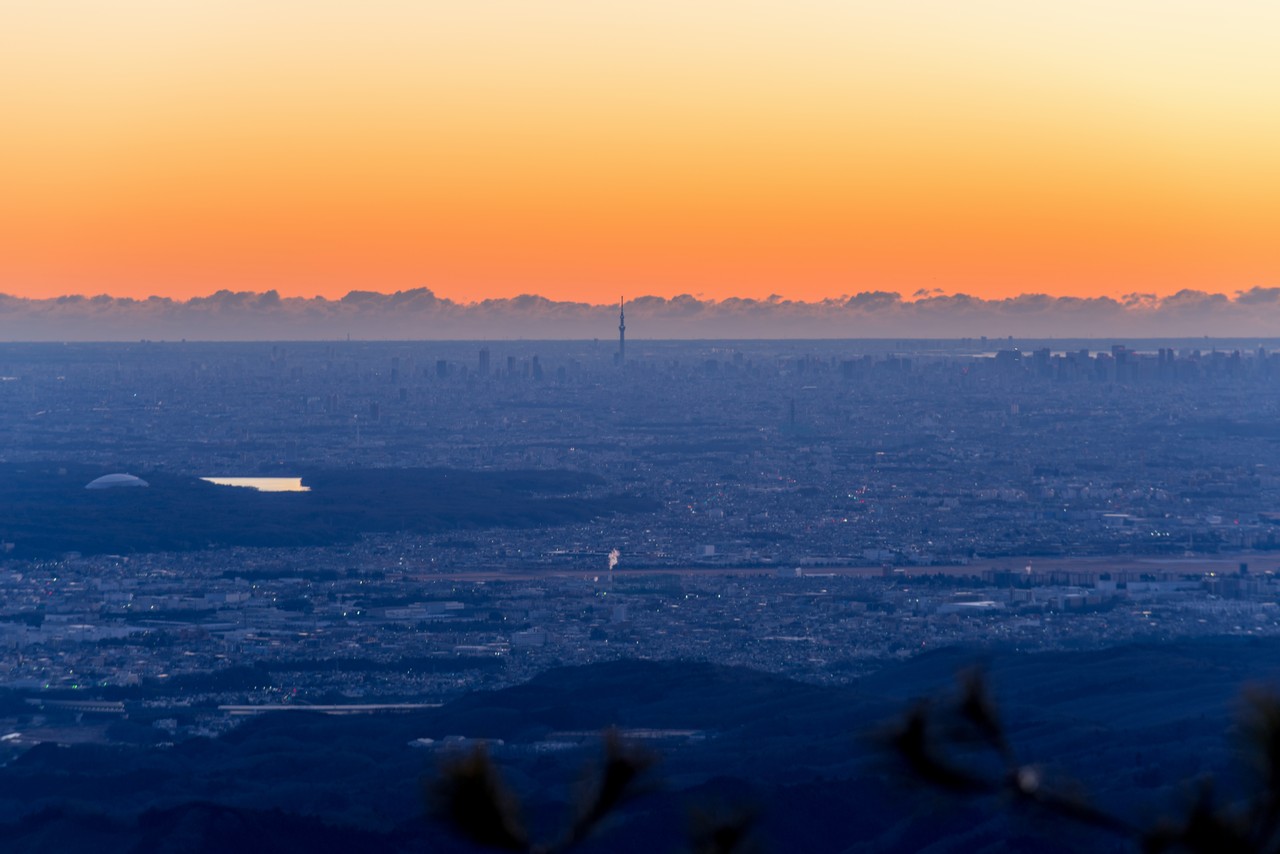 夜明け間の日の出山山頂からの眺望