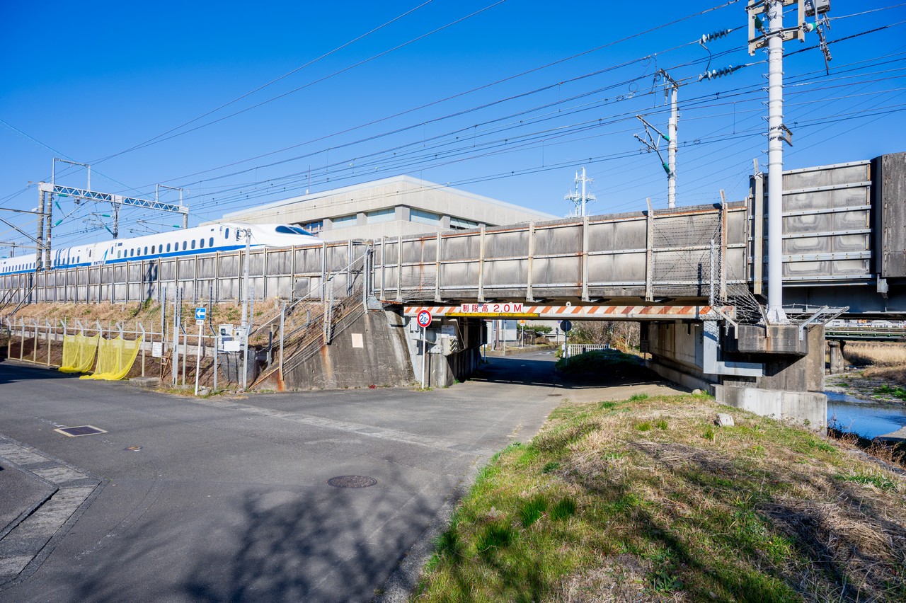 安倍川駅付近の東海道新幹線のガード
