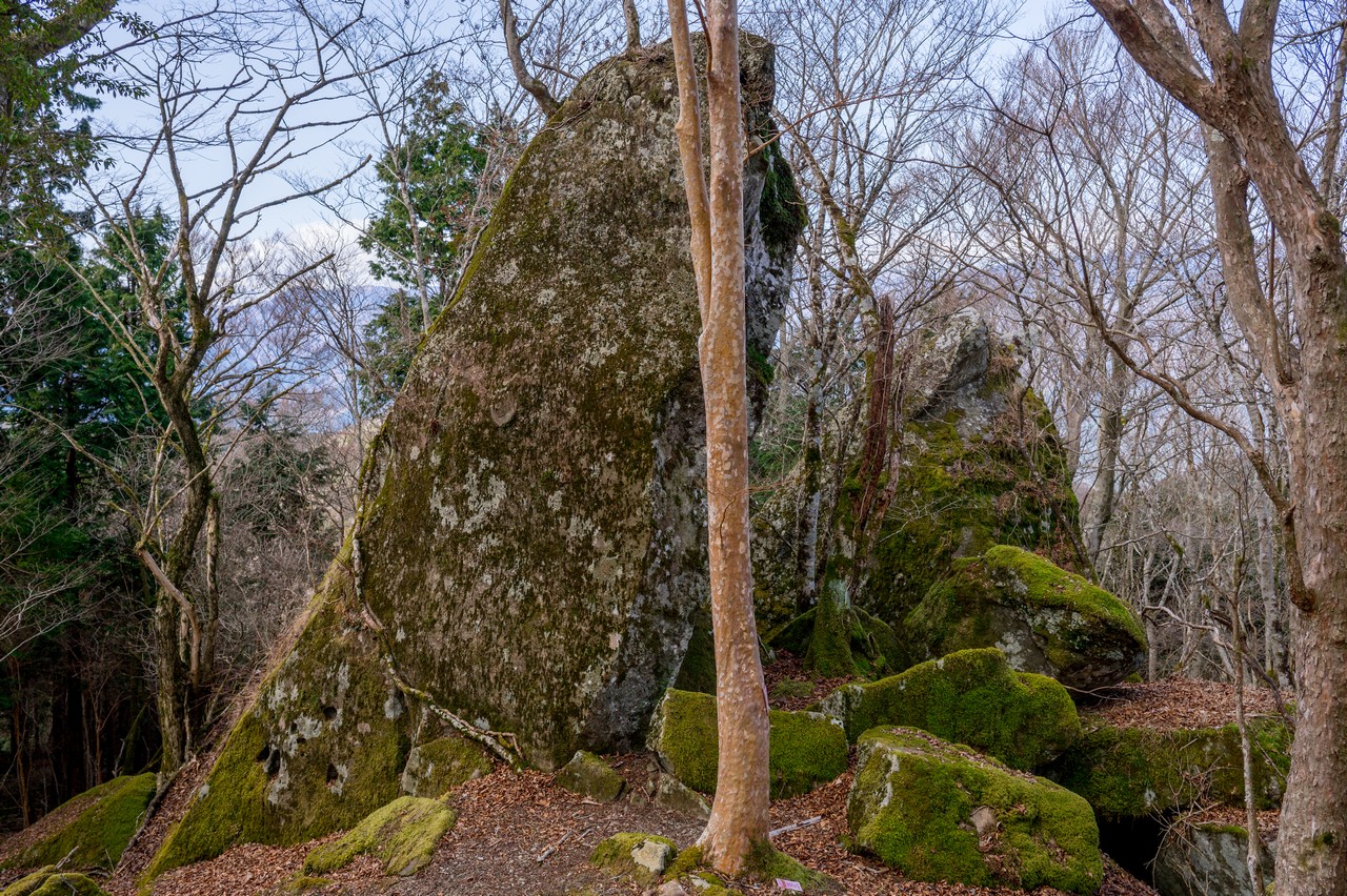 三石山の岩