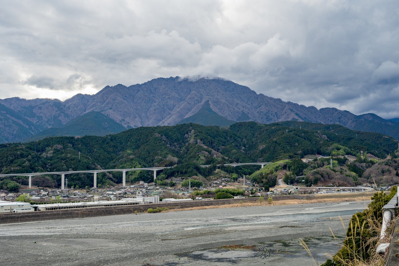井出駅から見た篠井山