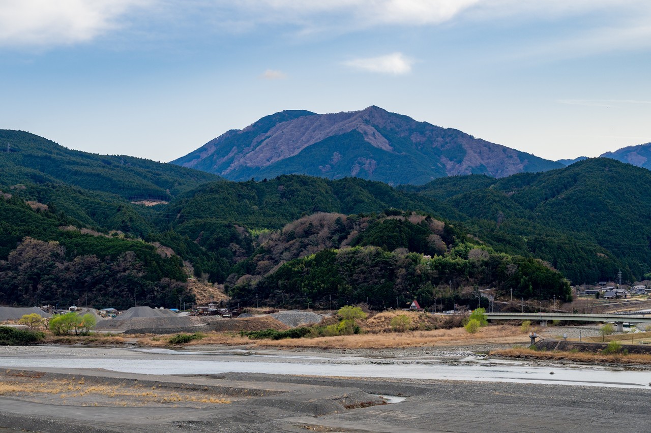 富士川の流域から見た貫ヶ岳