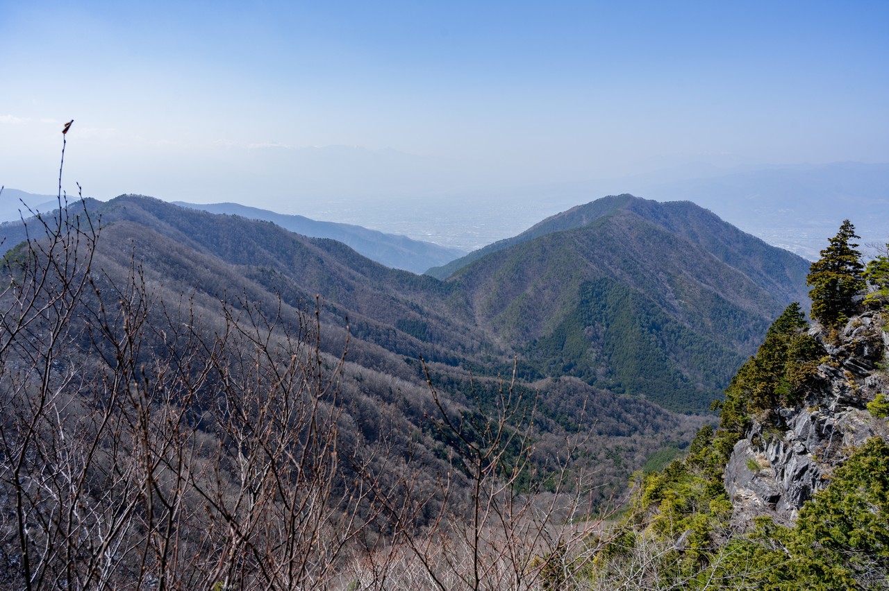 釈迦ヶ岳から見た大栃山と神座山