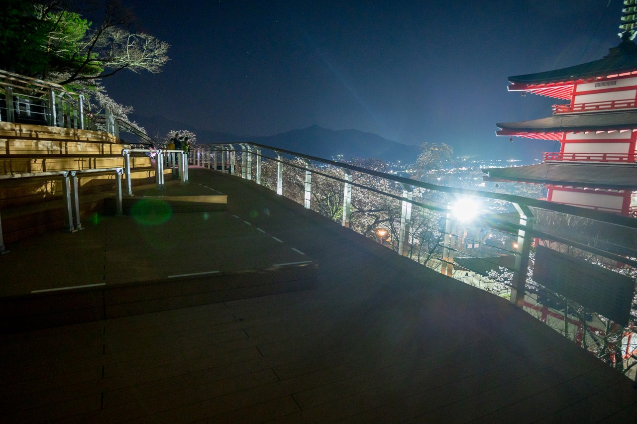 夜間の新倉山浅間公園の展望デッキ