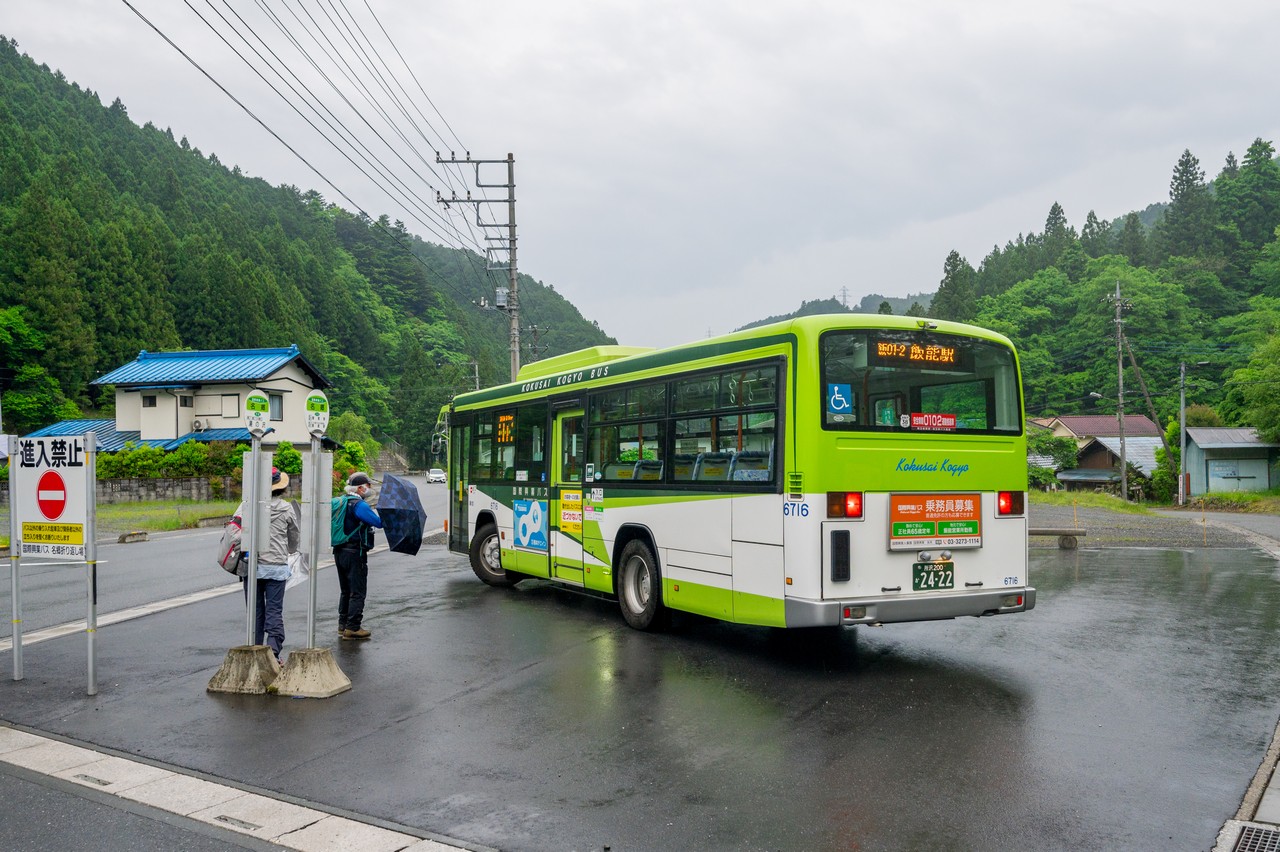 名郷バス停に停車する飯能駅行きのバス