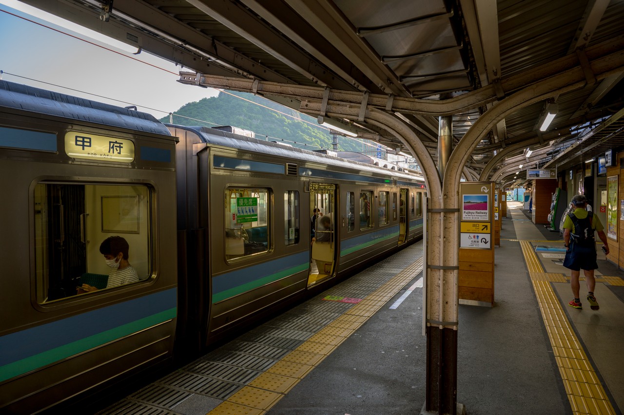 早朝の大月駅に停車する甲府行きの普通列車