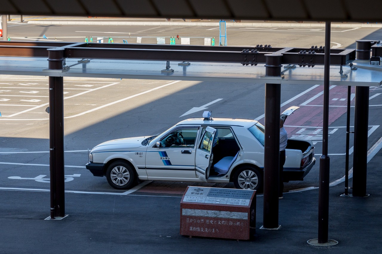 塩山駅のロータリーに待機するタクシー