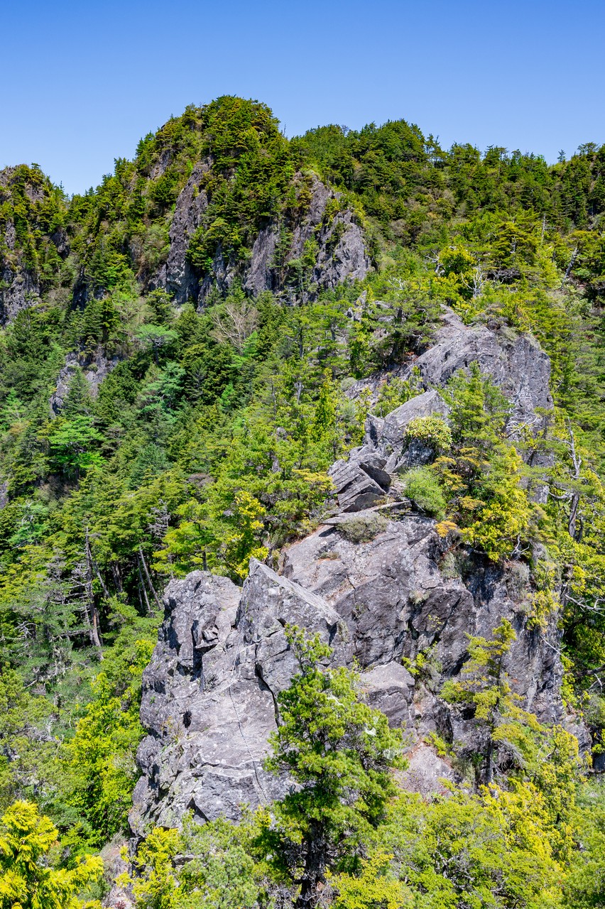 鶏冠山の岩の稜線