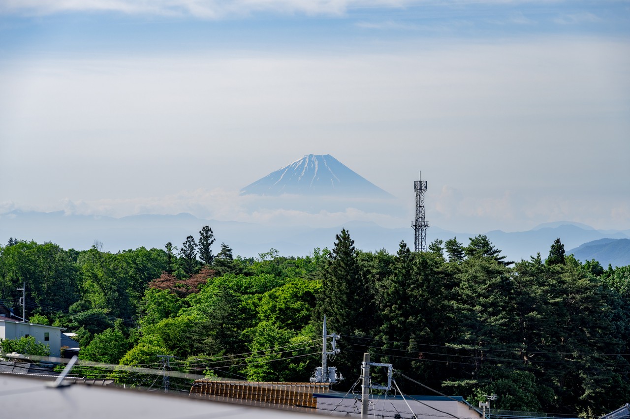小淵沢駅から見た富士山