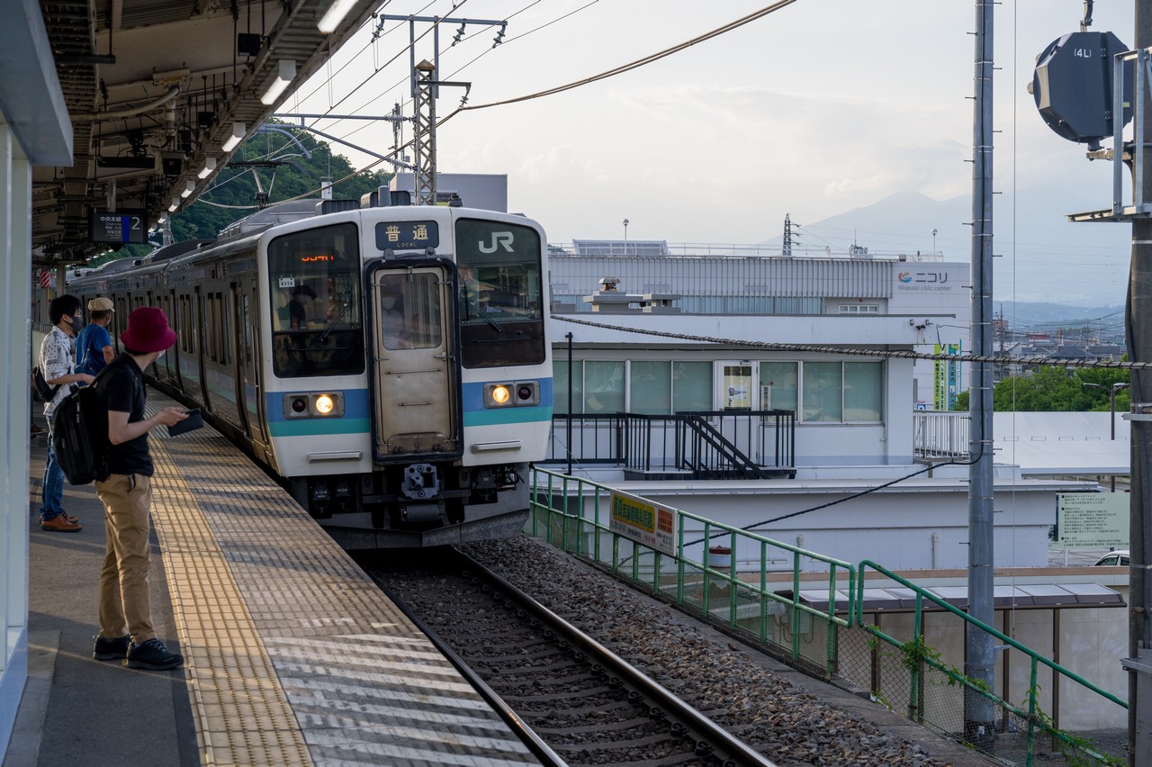 韮崎駅に入線する普通列車