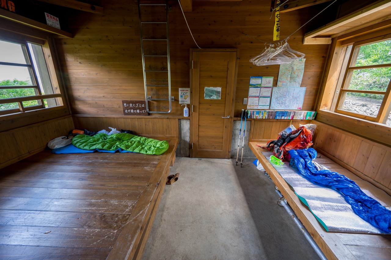 平標山の家の避難小屋