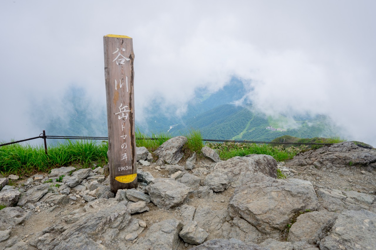 谷川岳トマの耳の山頂標柱