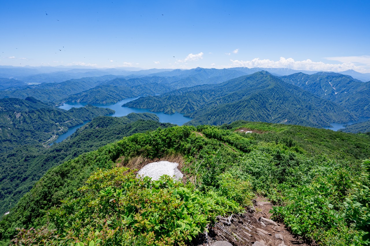 南岳から見た田子倉湖