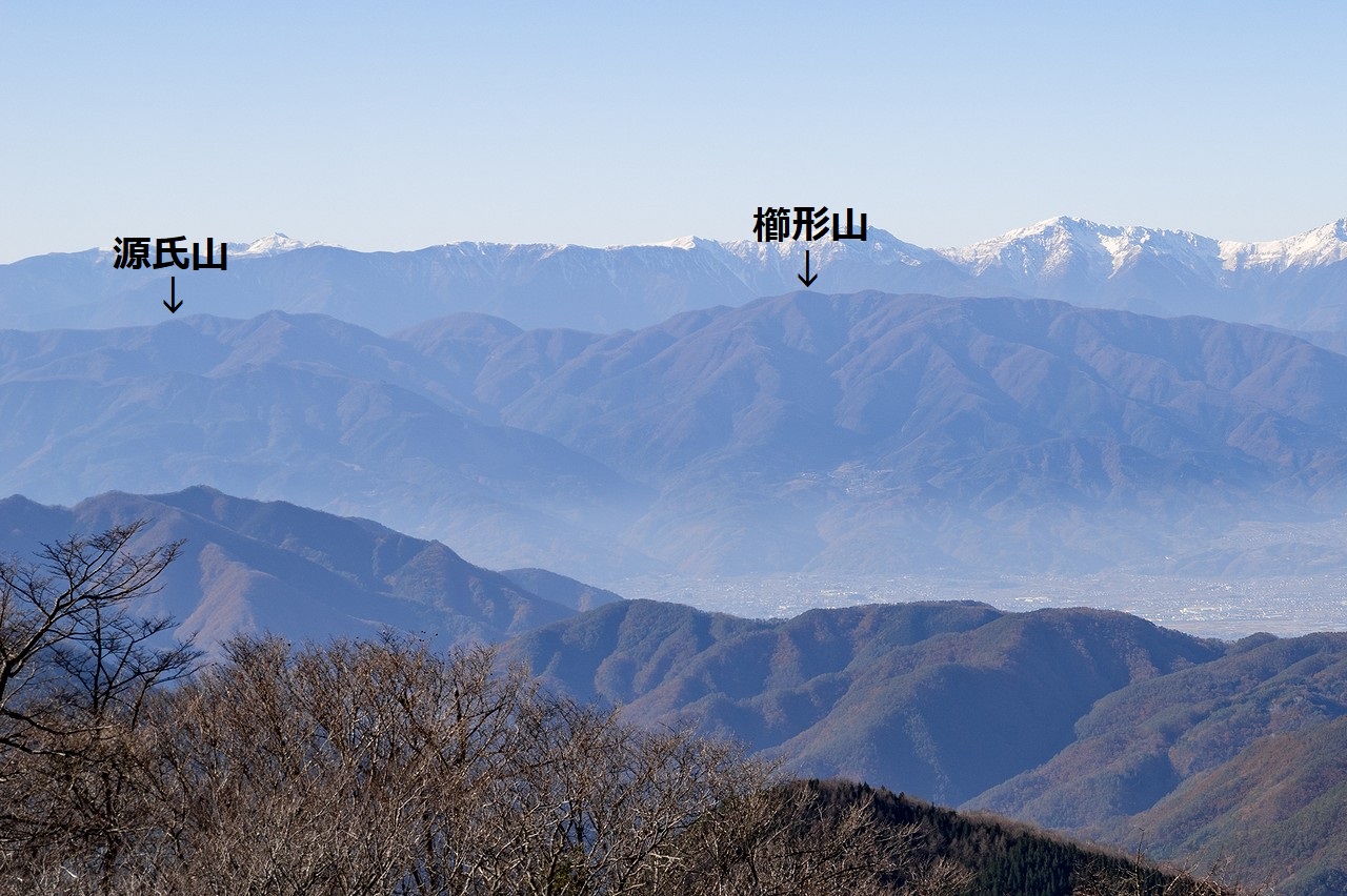 鬼ヶ岳から見た源氏山と櫛形山