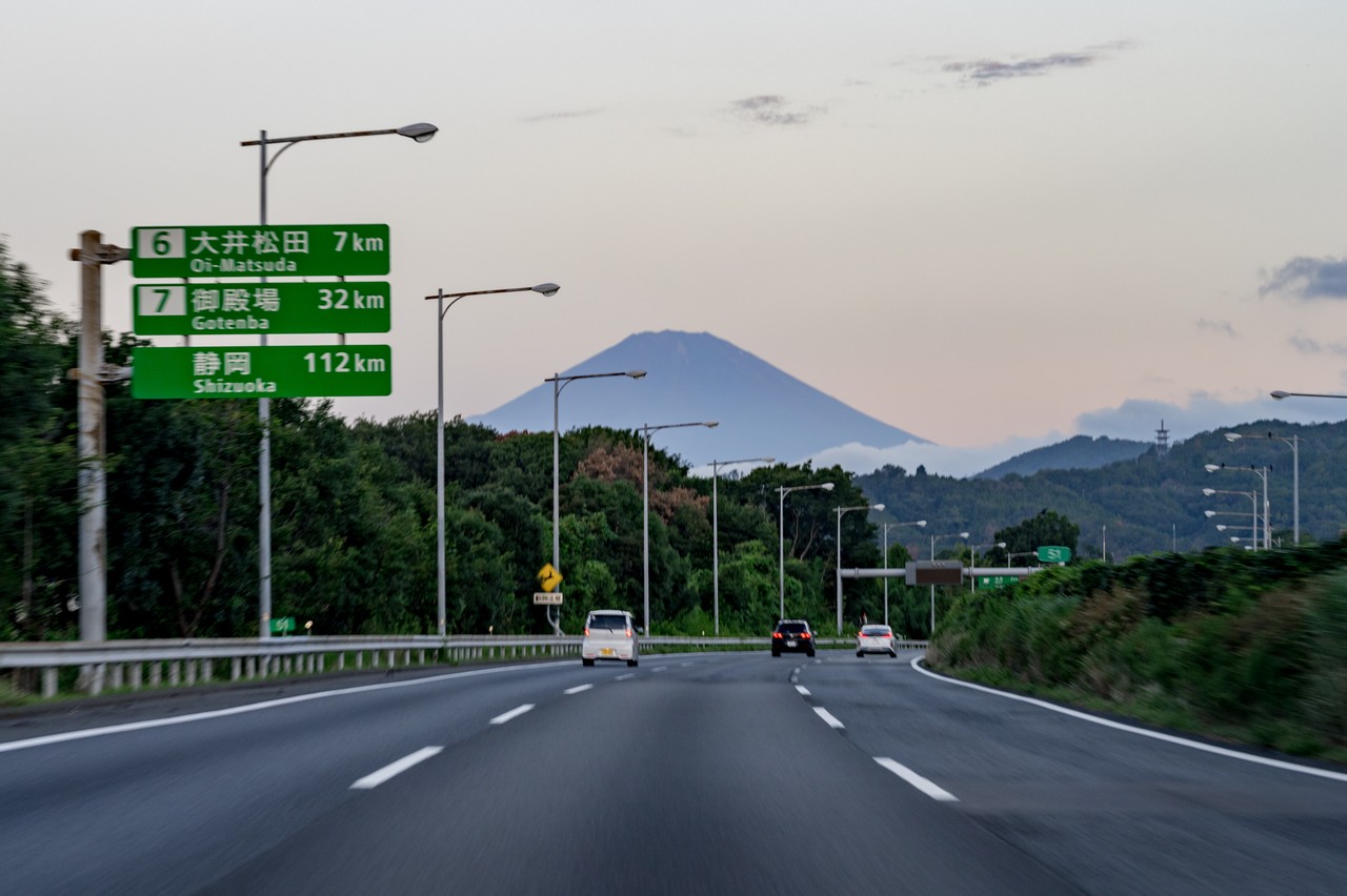 東名高速道路上から見た富士山