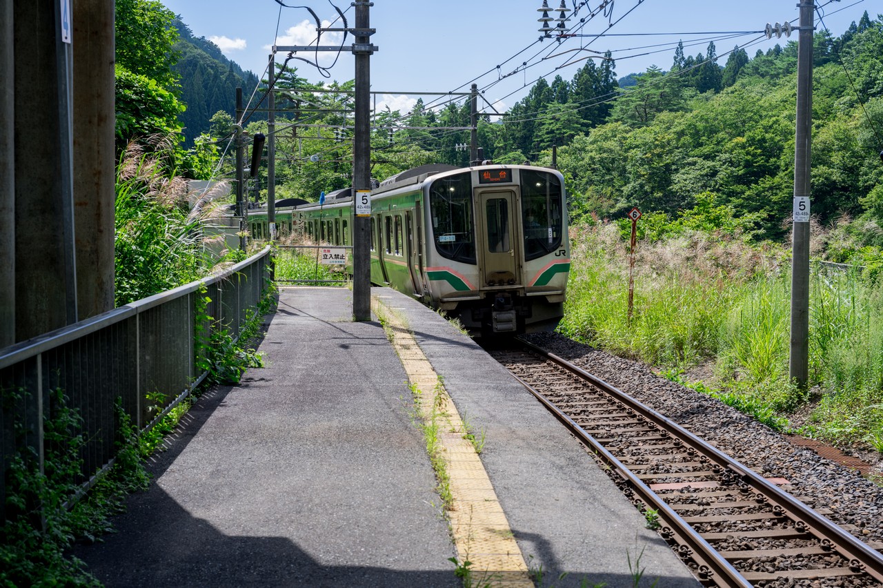 面白山高原駅に入線する仙台行きの仙山線