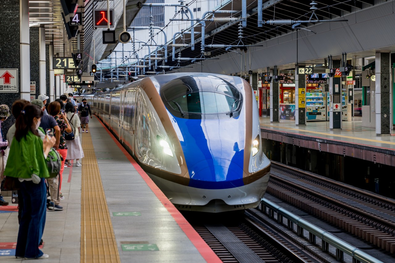 東京駅のホームに入線する北陸新幹線