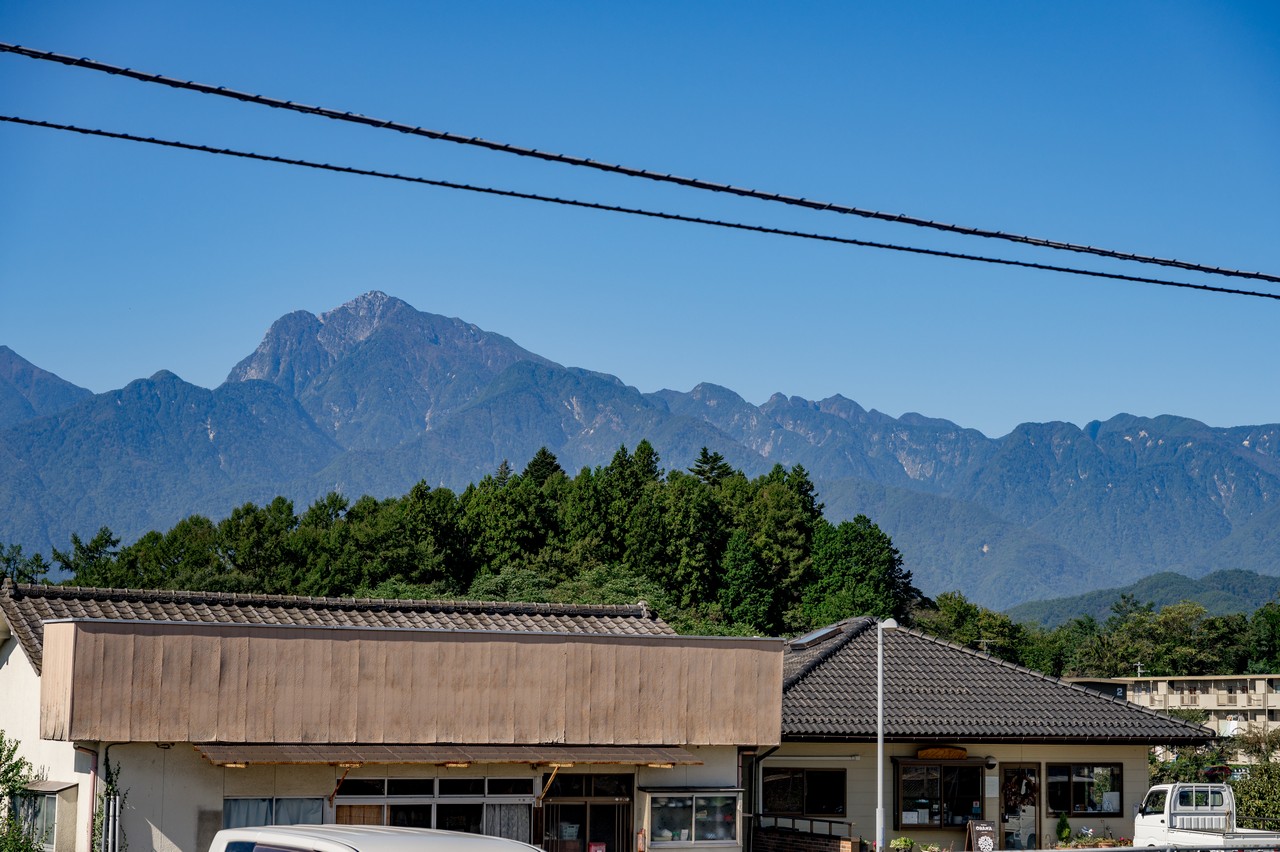 日野春駅から見た甲斐駒ヶ岳と鋸山