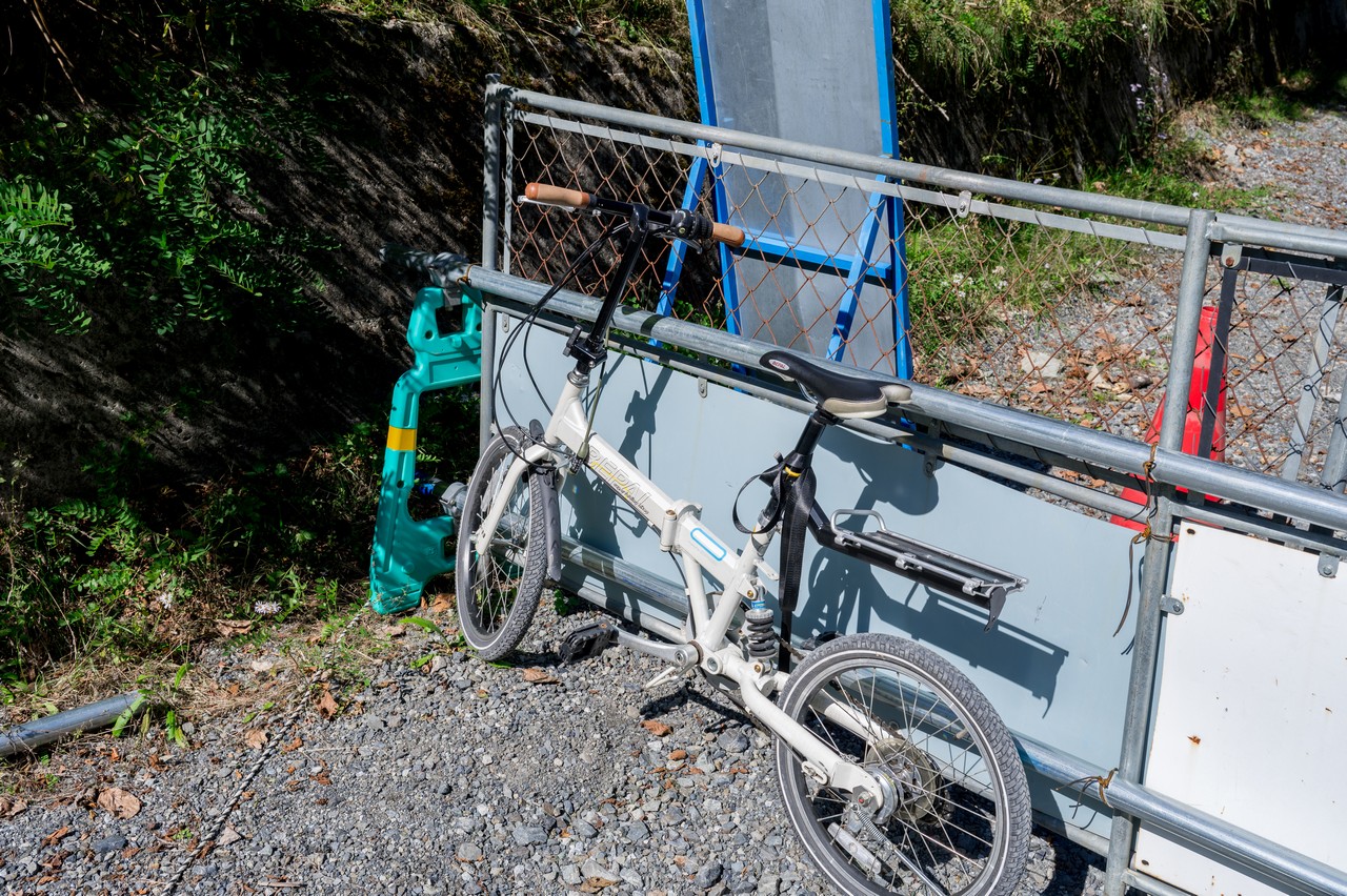 バリケートの裏にデポされた折り畳み自転車