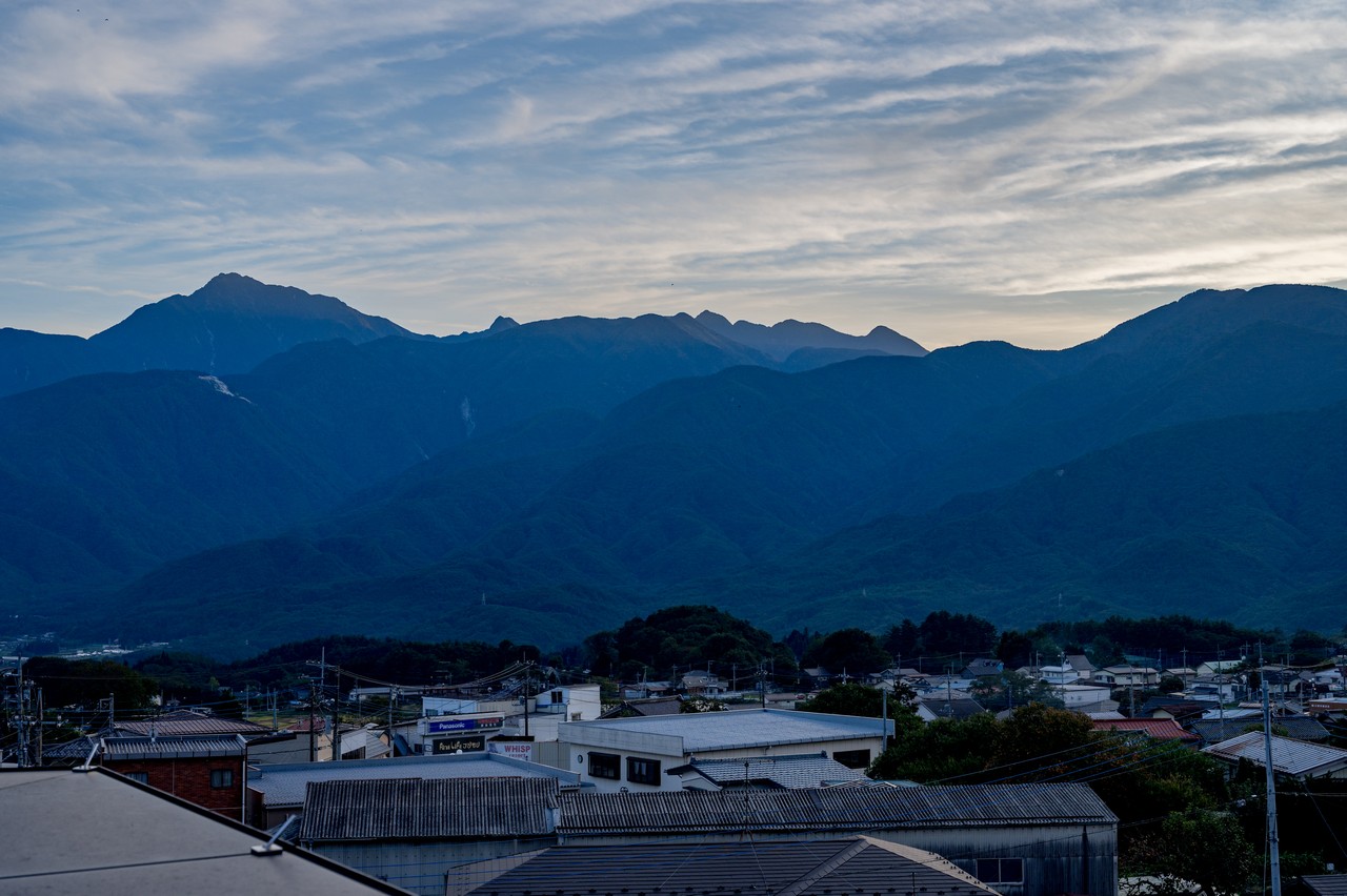 小淵沢駅の展望所から見た鋸山