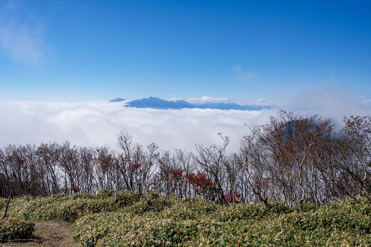 釈迦ヶ岳の山頂から見た雲海に浮かぶ日光連山