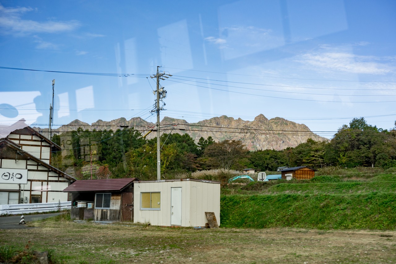 バスの車窓から見た戸隠山