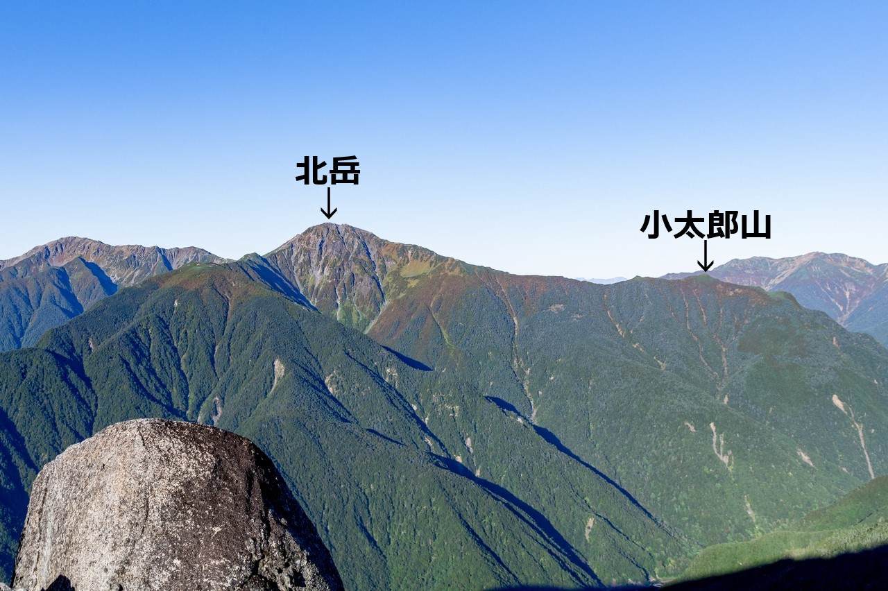鳳凰山から見た北岳と小太郎山