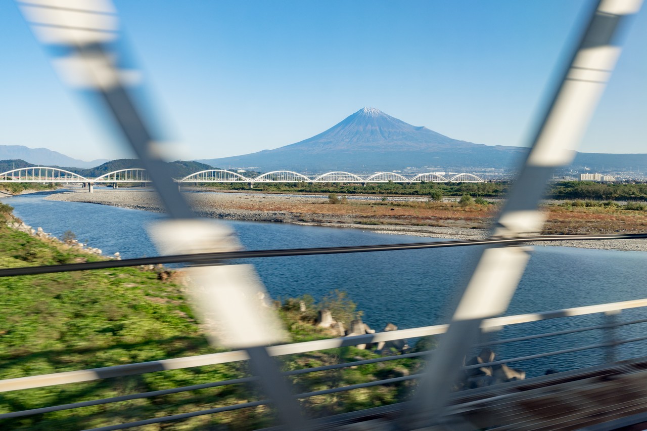 東海道新幹線の車窓から見た富士山