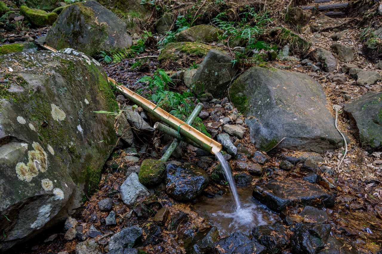 明神ヶ岳登山口の水場