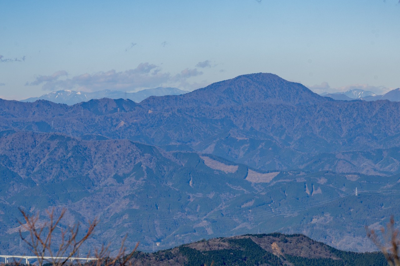 明神ヶ岳から見た御正体山