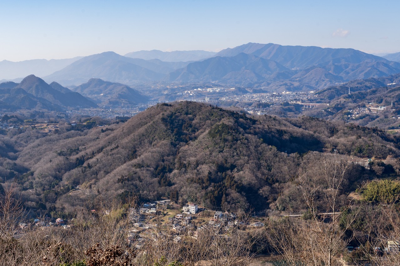 峰山から見た京塚山