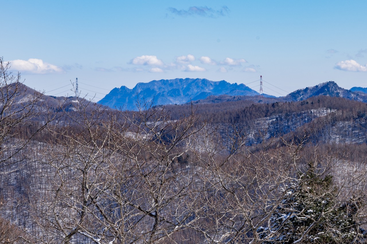 茂来山から見た両神山