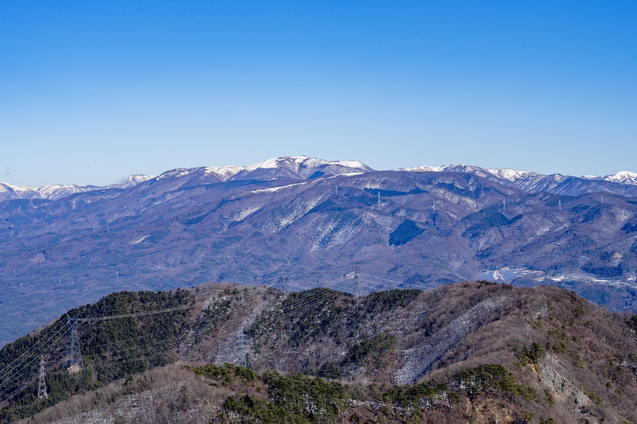 霧訪山から見た高ボッチ高原と鉢伏山