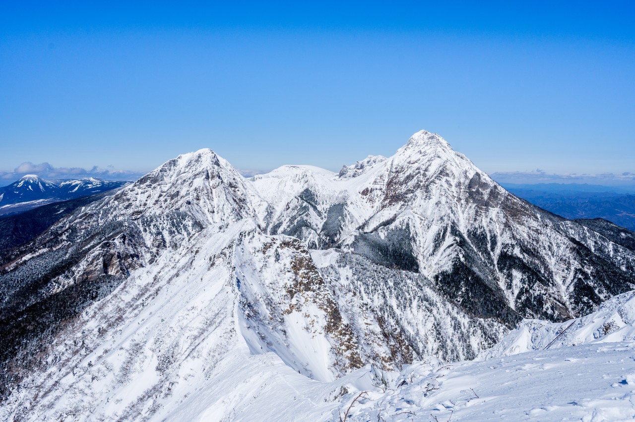 冬の権現岳から見た赤岳と阿弥陀岳