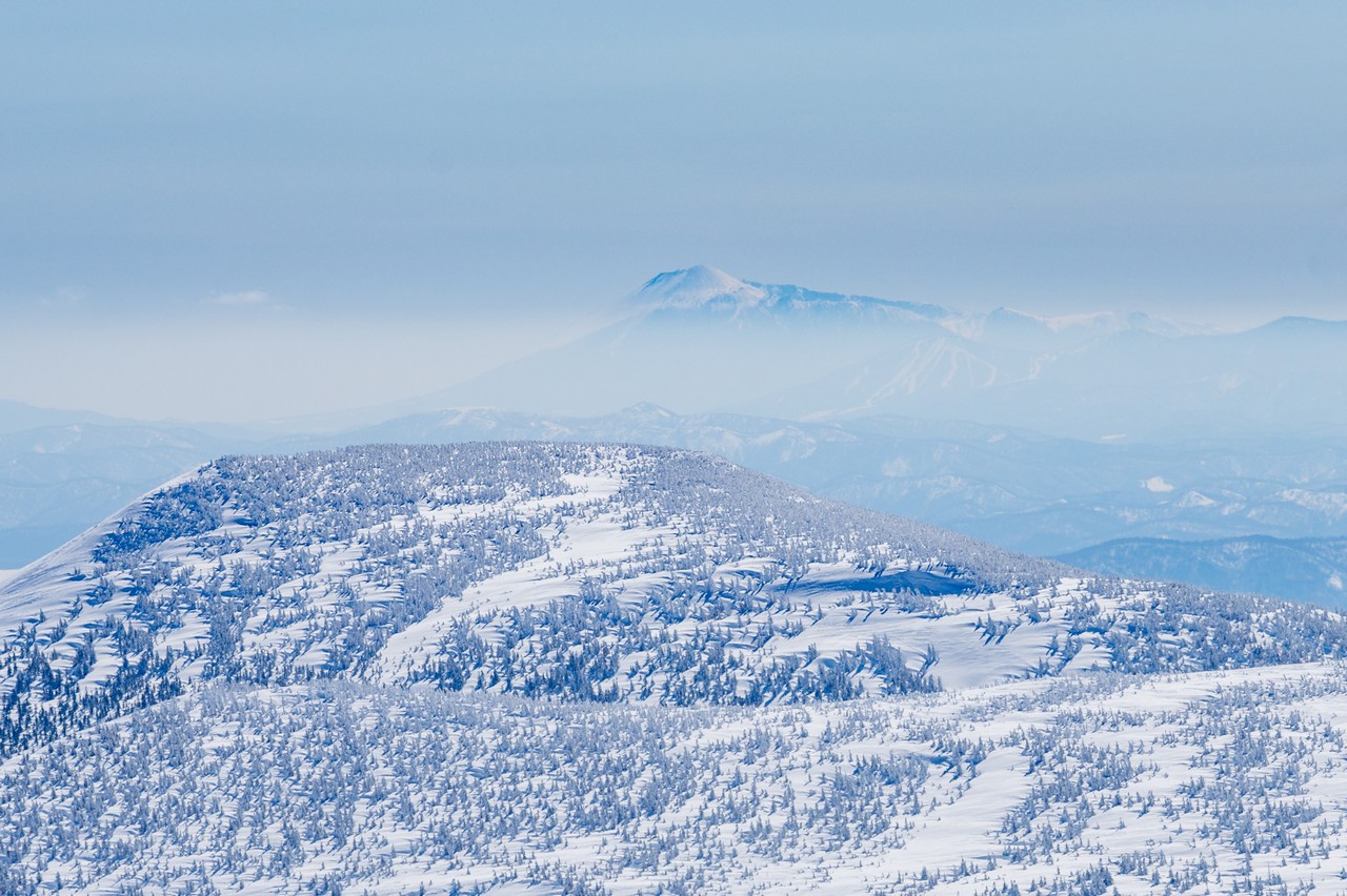 冬の八甲田山大岳から見た岩手山