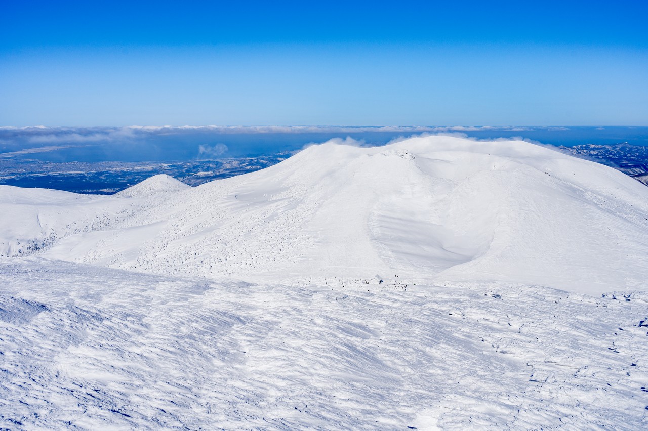 冬の八甲田山大岳から見た赤倉岳
