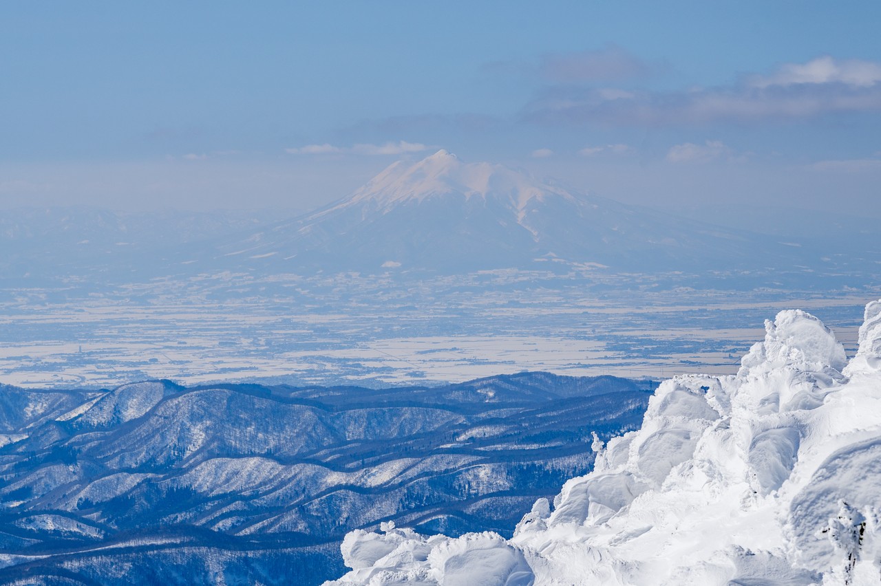 冬の八甲田山から見た岩木山
