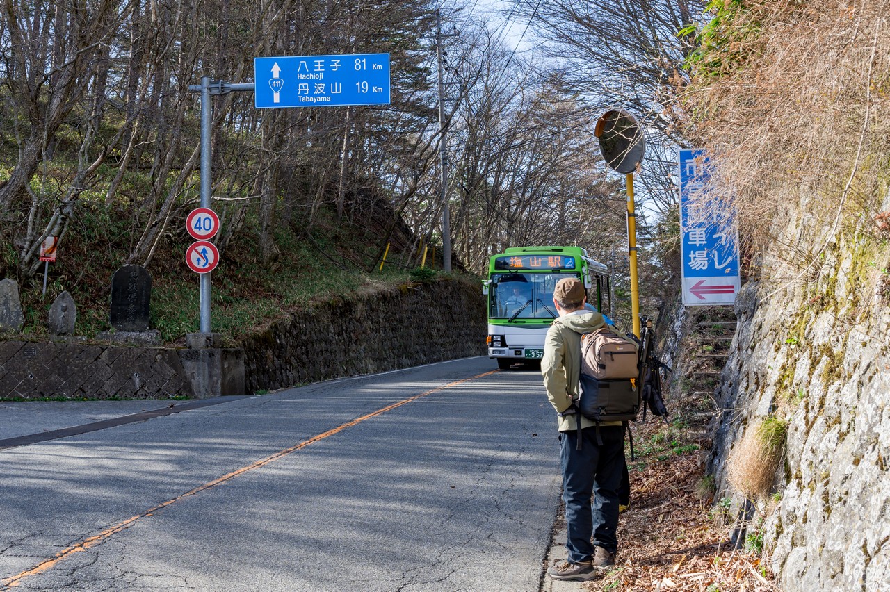 柳沢峠を通行する塩山駅行きのバス