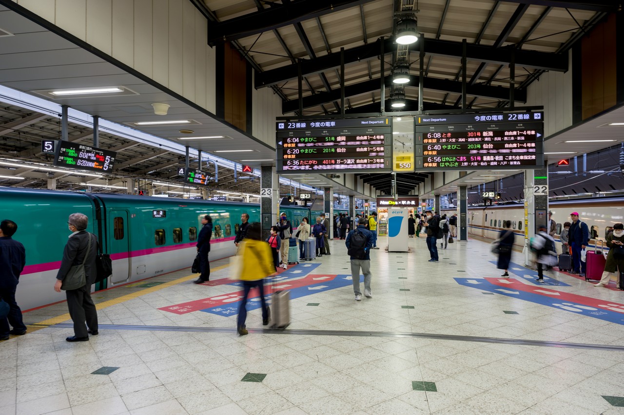 早朝の東京駅新幹線ホーム